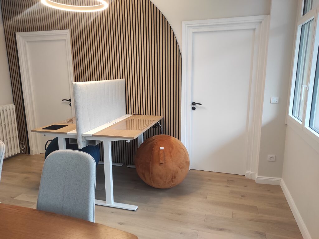 Bureau partagé avec assises confortables et mur acoustique en bois dans un espace coworking à Toulouse.
