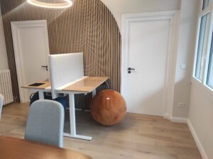 Bureau partagé avec assises confortables et mur acoustique en bois dans un espace coworking à Toulouse.