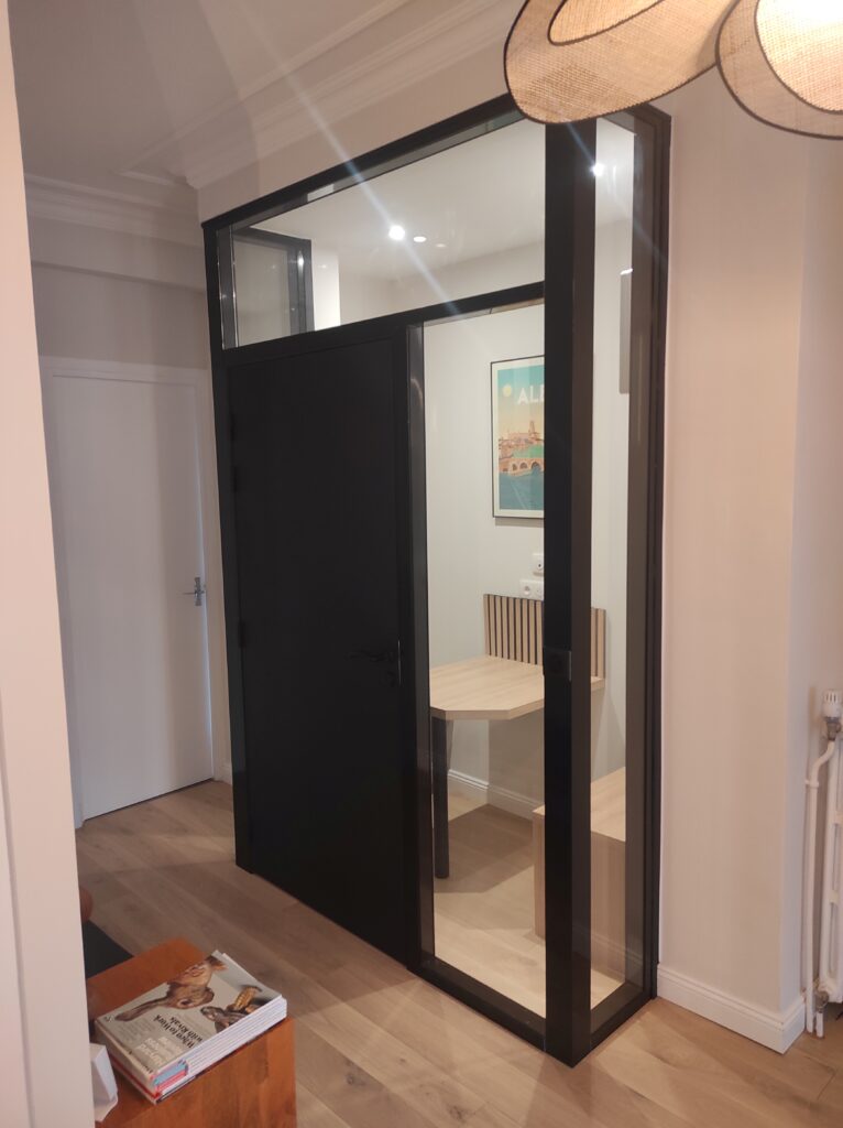 Extérieur de Phone Box vitrée avec cadre noir, bureau privé, La-Forge, Toulouse.
