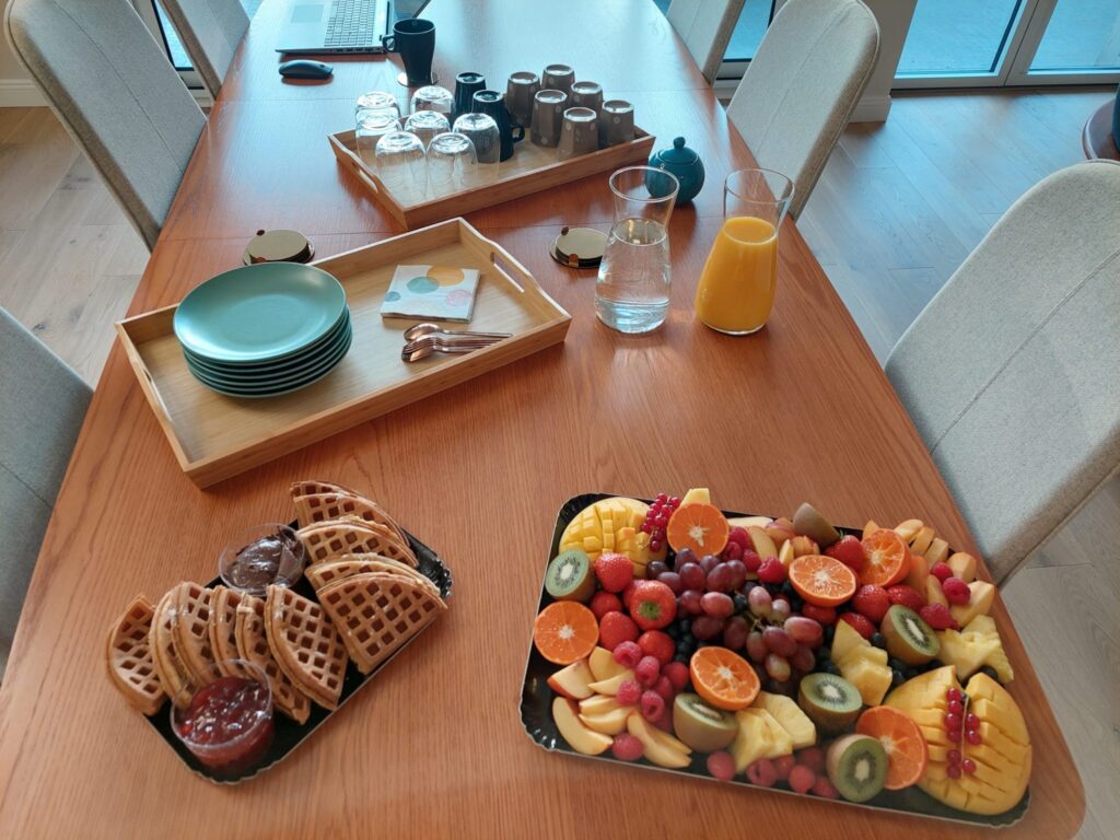 Table dressée avec fruits frais et gaufres, pause conviviale, événement La-Forge Toulouse.