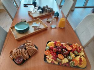 Table dressée avec fruits frais et gaufres, pause conviviale, événement La-Forge Toulouse.