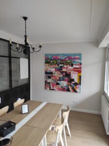Table de réunion élégante avec chaises et tableau abstrait coloré, salle Le Creuset, La-Forge.