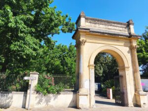Portail historique du Jardin des Plantes de Toulouse, idéal pour walking-meetings près de La-Forge.