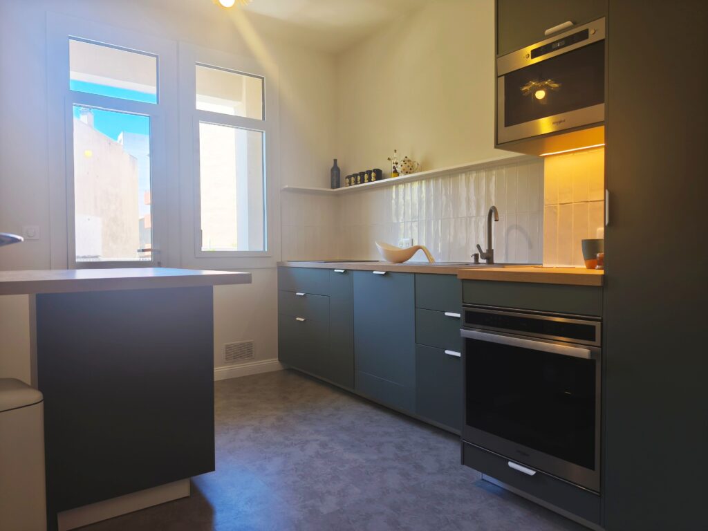 CUISINE_14-42-55_640 Cuisine équipée moderne La-Forge Toulouse, îlot central, esprit comme à la maison, espace collaboratif.