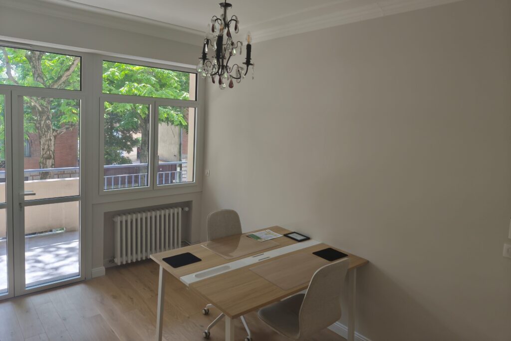 L-ETINCELLE_115001 Bureau privé lumineux à La-Forge, design moderne, idéal pour télétravail ou petites équipes à Toulouse.
