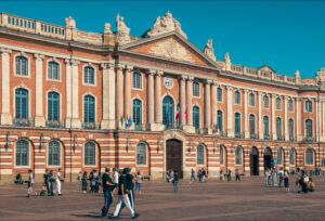 La Place du Capitole à Toulouse, architecture emblématique de la ville.