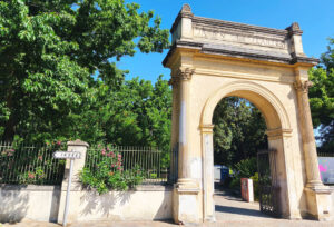 Portail historique du Jardin des Plantes de Toulouse, idéal pour walking-meetings près de La-Forge.